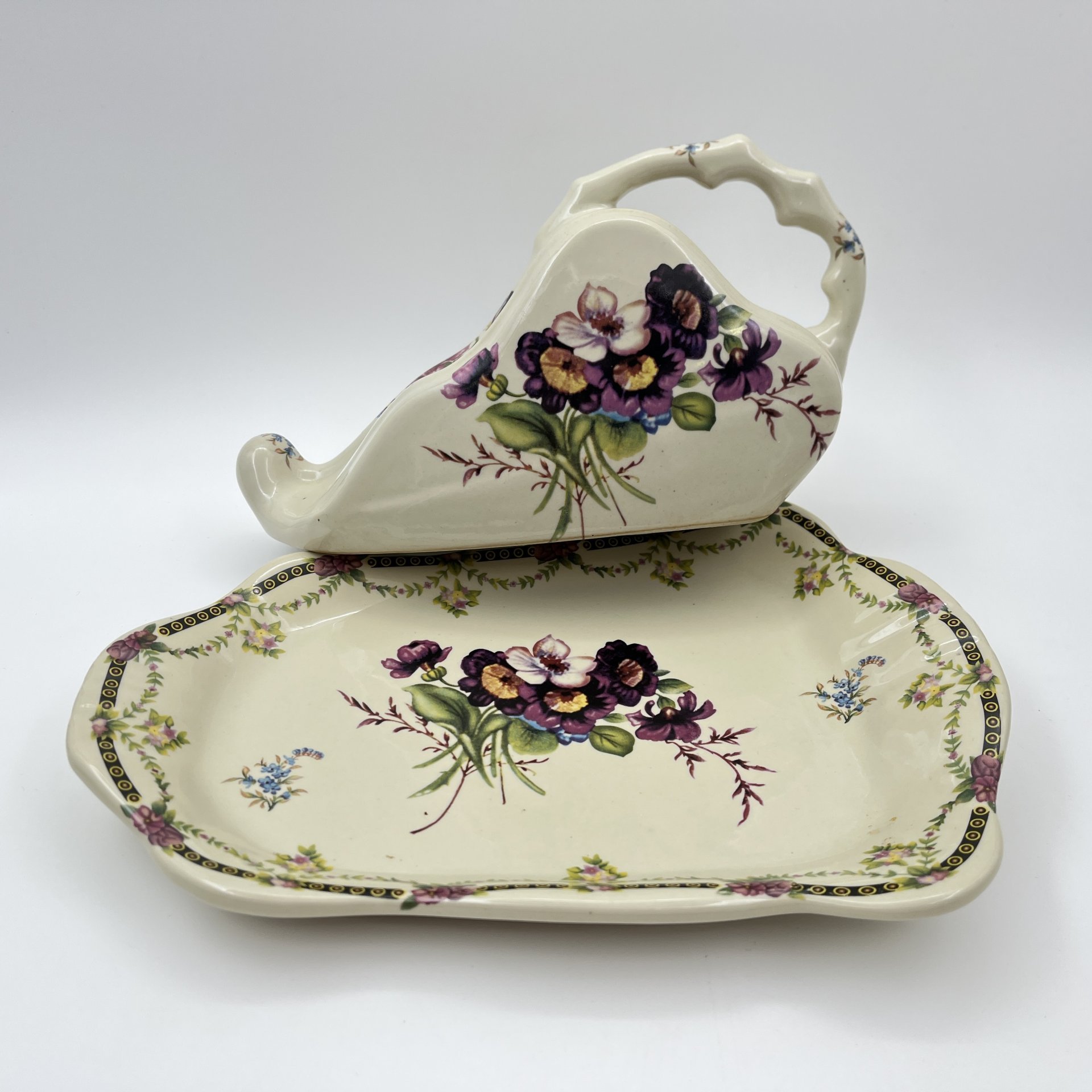 Маслёнка (сырное блюдо), украшенная изображением цветов, фарфор, деколь, Западная Европа, 1970-1990 гг.