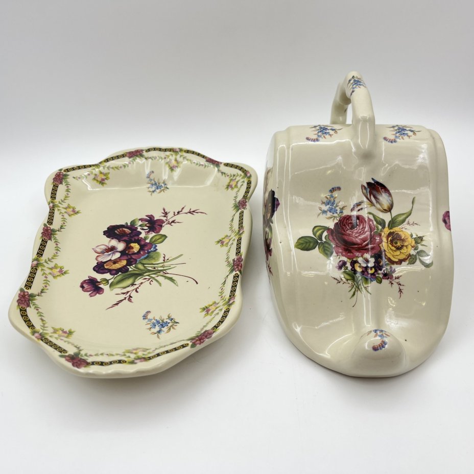 Маслёнка (сырное блюдо), украшенная изображением цветов