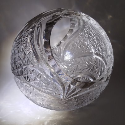 Ваза для конфет в форме корзинки, украшенная цветочным декором, хрусталь, алмазная грань, Россия, 2000-2020 гг.
