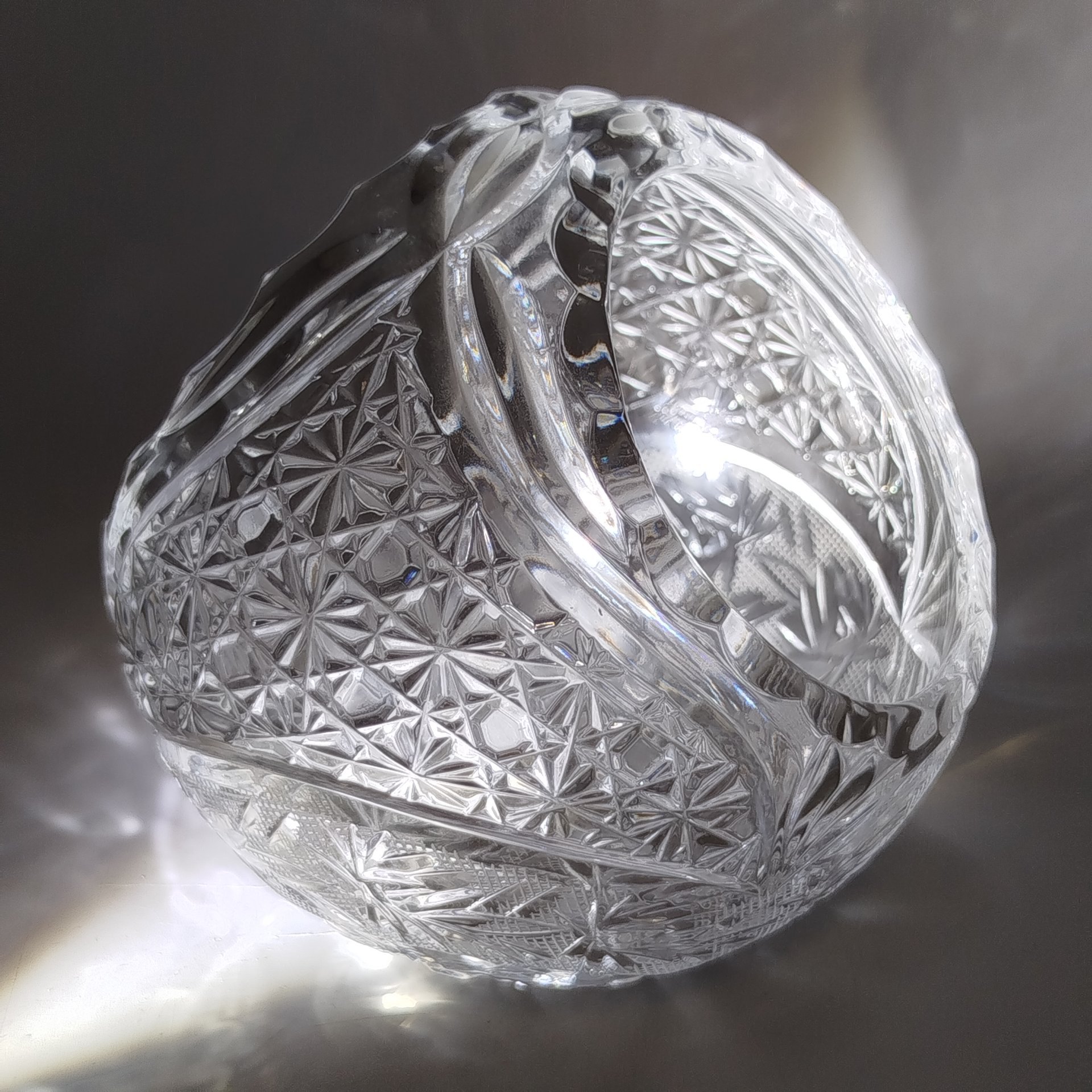 Ваза для конфет в форме корзинки, украшенная цветочным декором, хрусталь, алмазная грань, Россия, 2000-2020 гг.