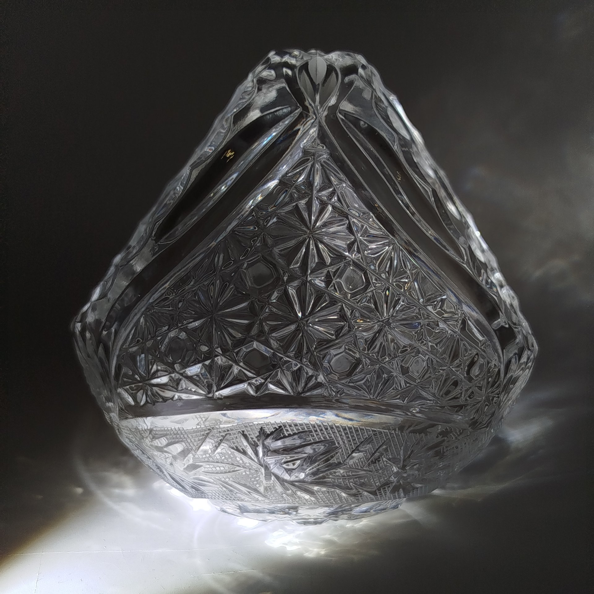 Ваза для конфет в форме корзинки, украшенная цветочным декором, хрусталь, алмазная грань, Россия, 2000-2020 гг.