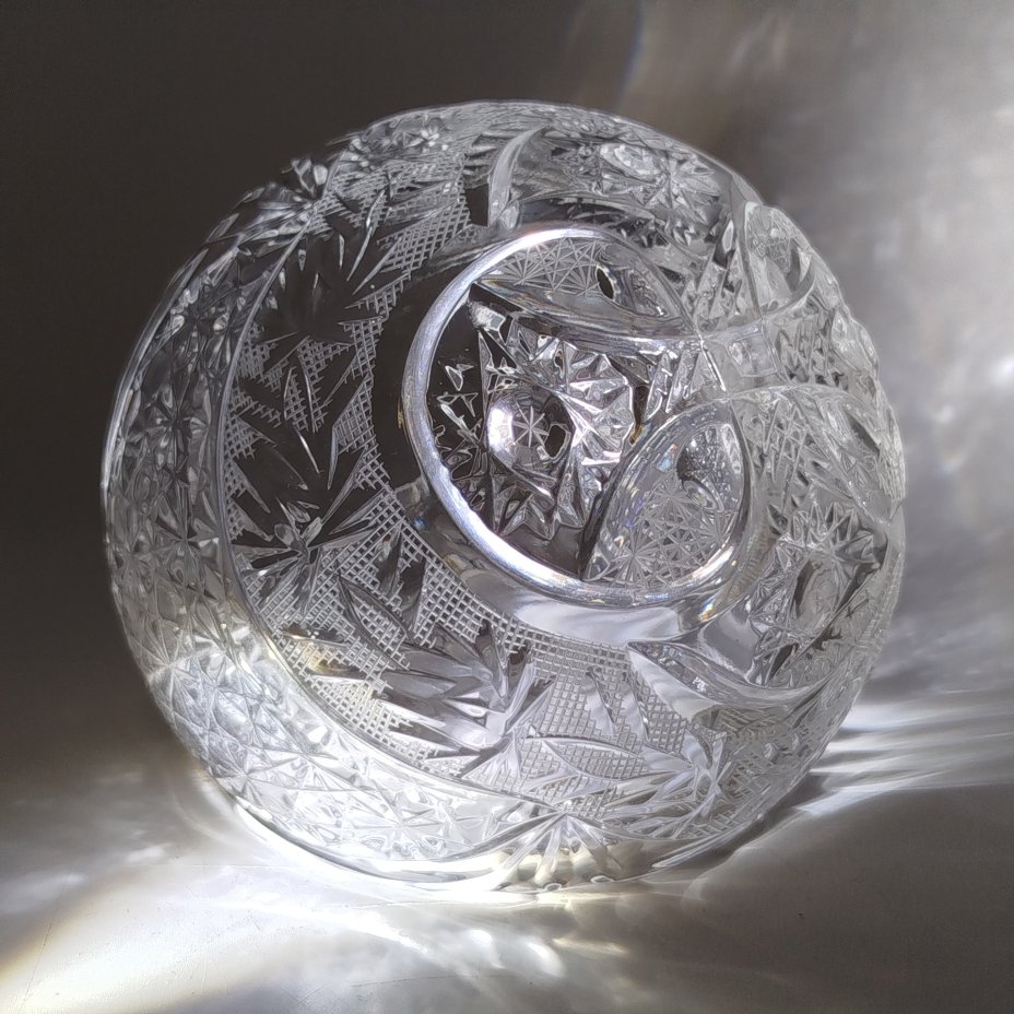 Ваза для конфет в форме корзинки, украшенная цветочным декором