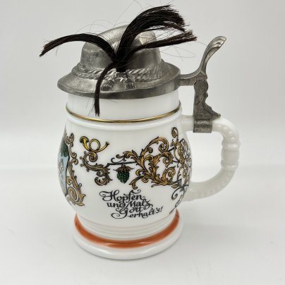 Кружка пивная с надписью "Лучше победить с шумом чем с лихорадкой", фарфор, деколь, олово, золочение, BMF Bierseidel, Германия, 1970-1989 гг.