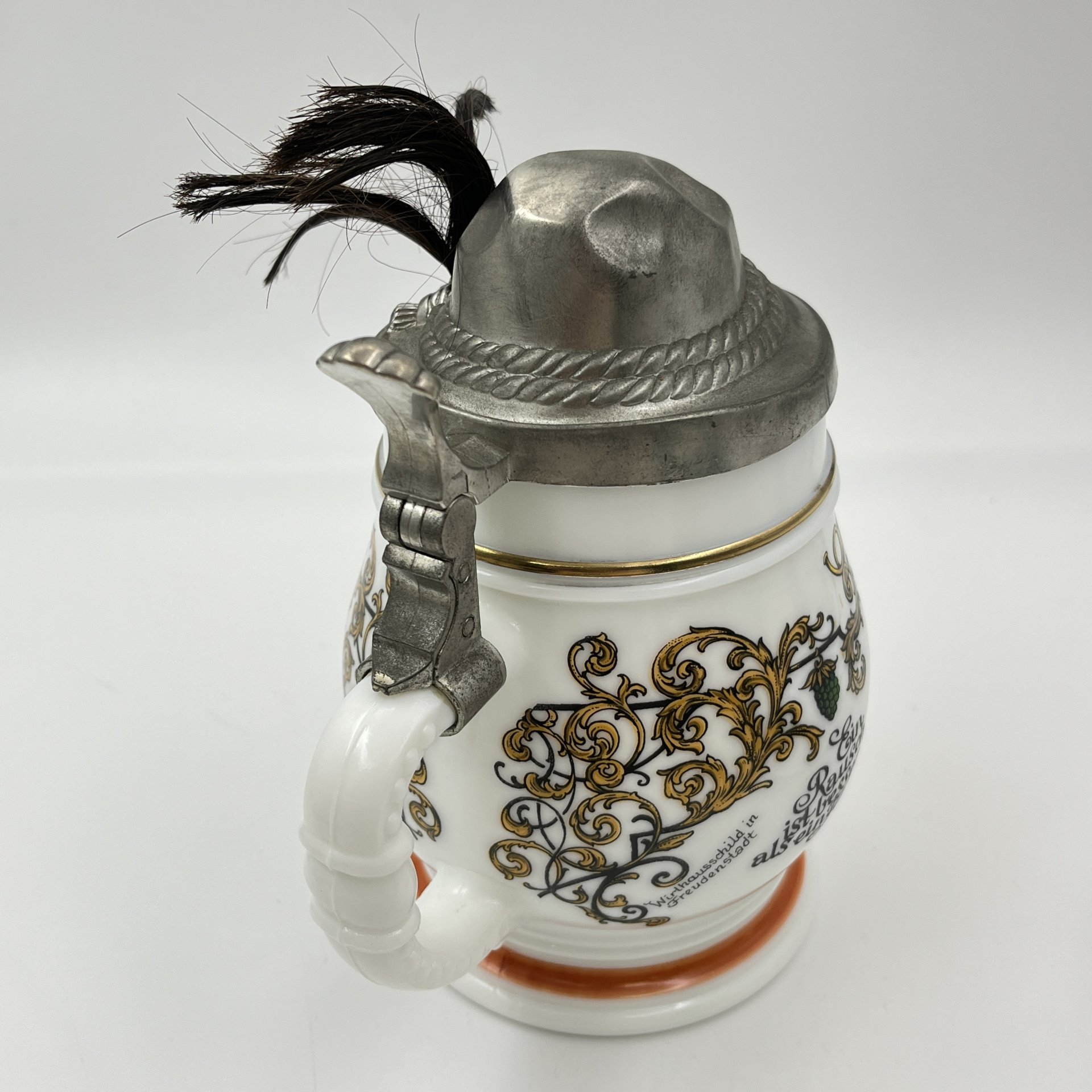 Кружка пивная с надписью "Лучше победить с шумом чем с лихорадкой", фарфор, деколь, олово, золочение, BMF Bierseidel, Германия, 1970-1989 гг.