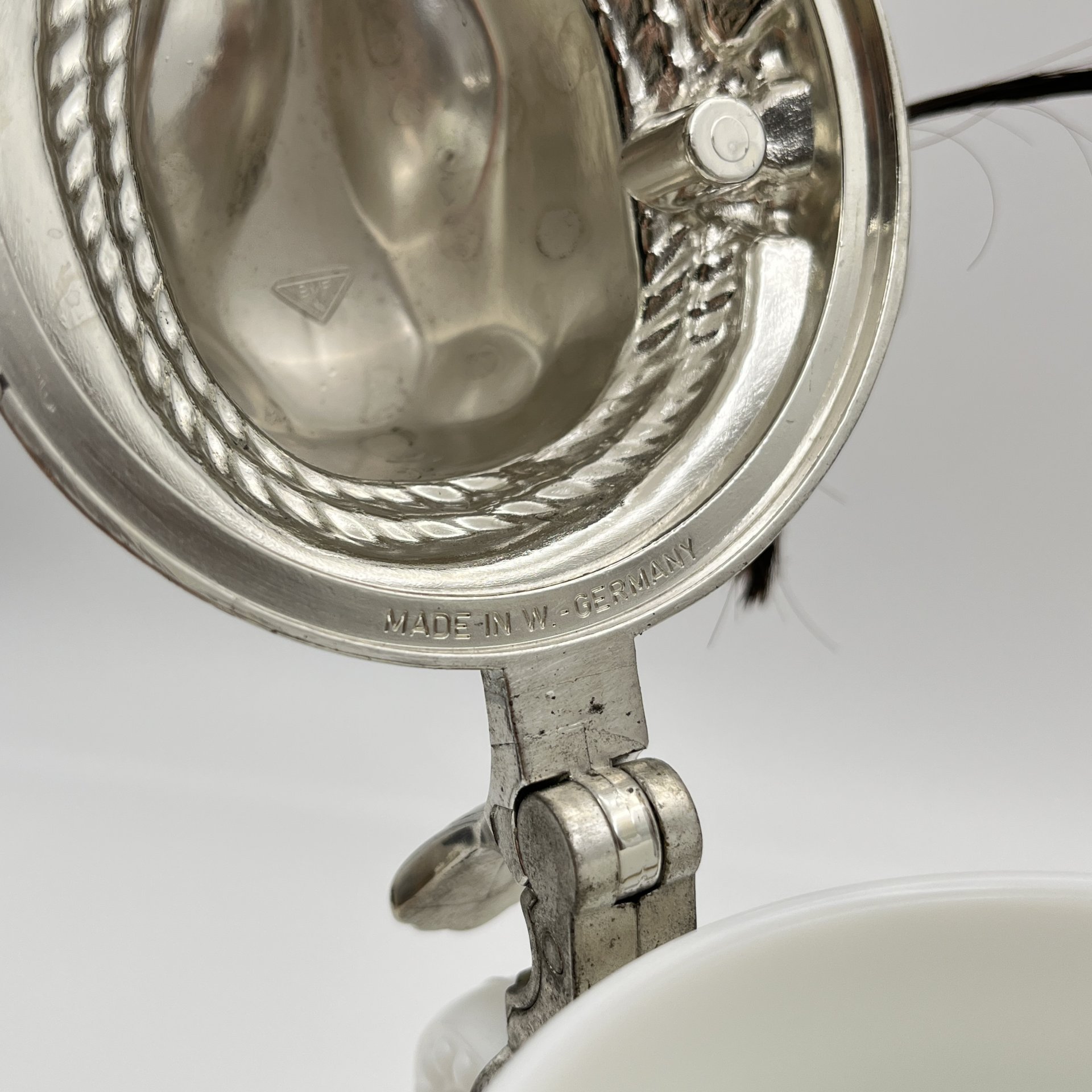 Кружка пивная с надписью "Лучше победить с шумом чем с лихорадкой", фарфор, деколь, олово, золочение, BMF Bierseidel, Германия, 1970-1989 гг.