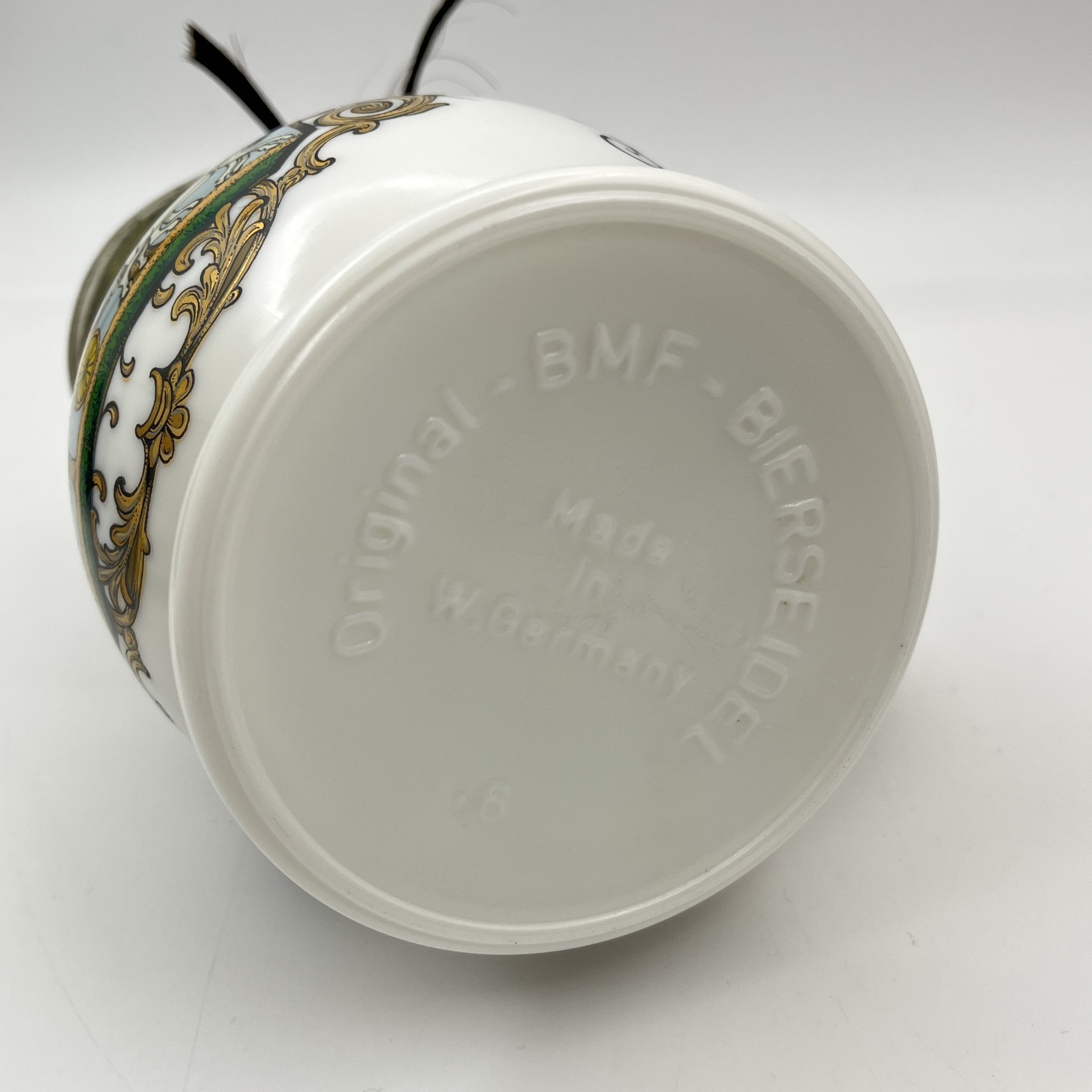 Кружка пивная с надписью "Лучше победить с шумом чем с лихорадкой", фарфор, деколь, олово, золочение, BMF Bierseidel, Германия, 1970-1989 гг.