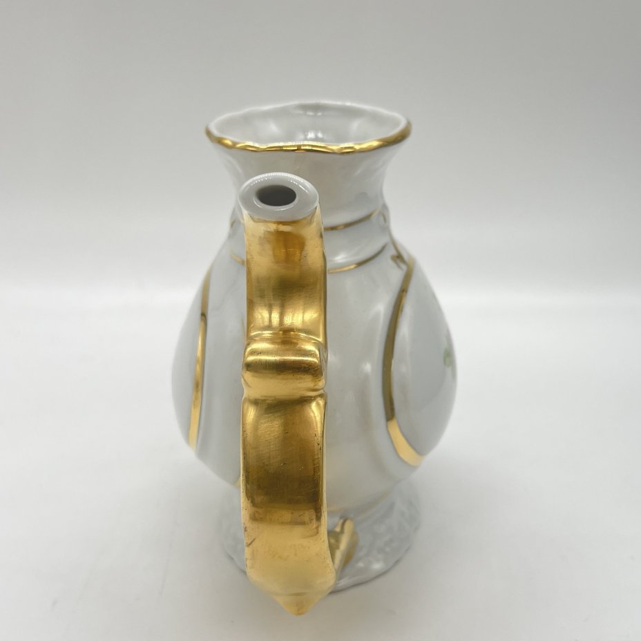 Поильник с фигурной ручкой и цветочным декором