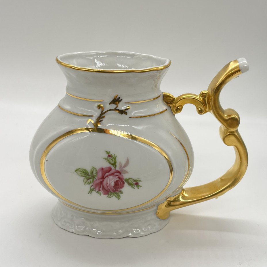 Поильник с фигурной ручкой и цветочным декором