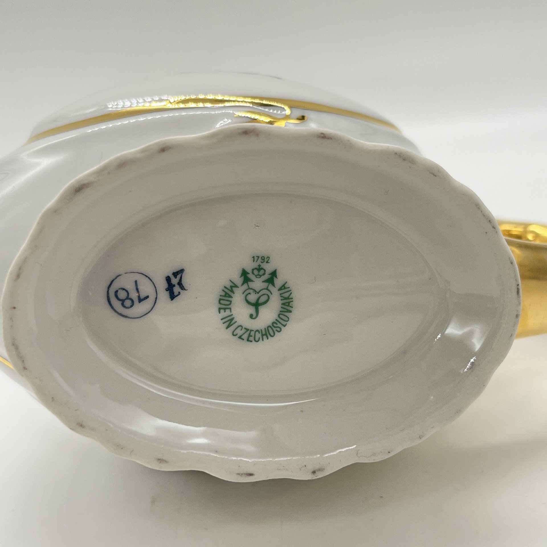 Поильник с фигурной ручкой и цветочным декором, фарфор, золочение, деколь, Чехословакия, 1980-1990 гг.