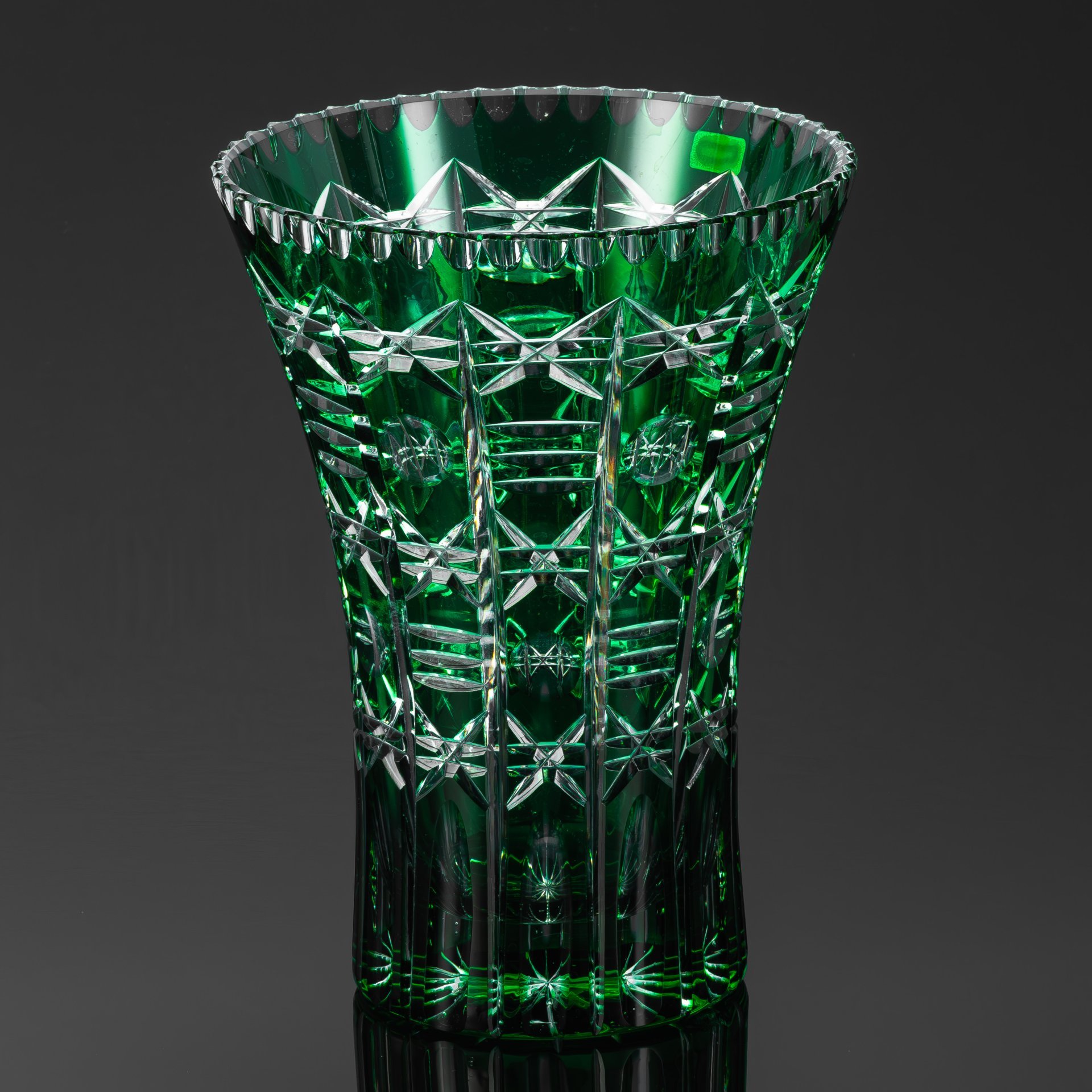 Ваза для цветов насыщенного зеленого оттенка со звездчатым декором, линзами и зубчатым краем (большая), хрусталь, нацвет, алмазная грань, Echt Bleikristall, ГДР, 1970-1990 гг.