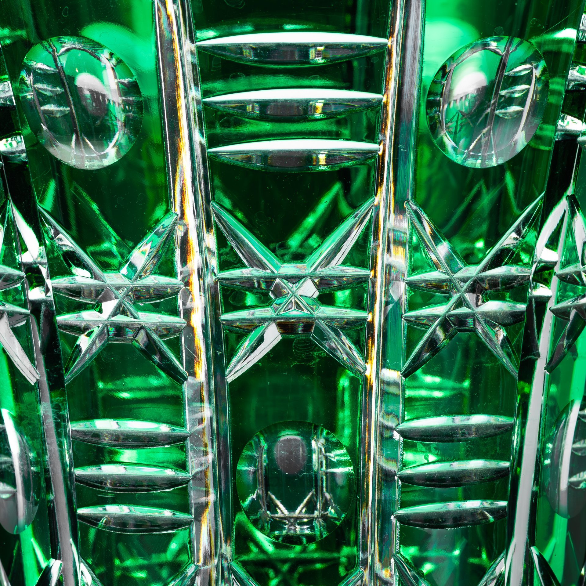 Ваза для цветов насыщенного зеленого оттенка со звездчатым декором, линзами и зубчатым краем (большая), хрусталь, нацвет, алмазная грань, Echt Bleikristall, ГДР, 1970-1990 гг.