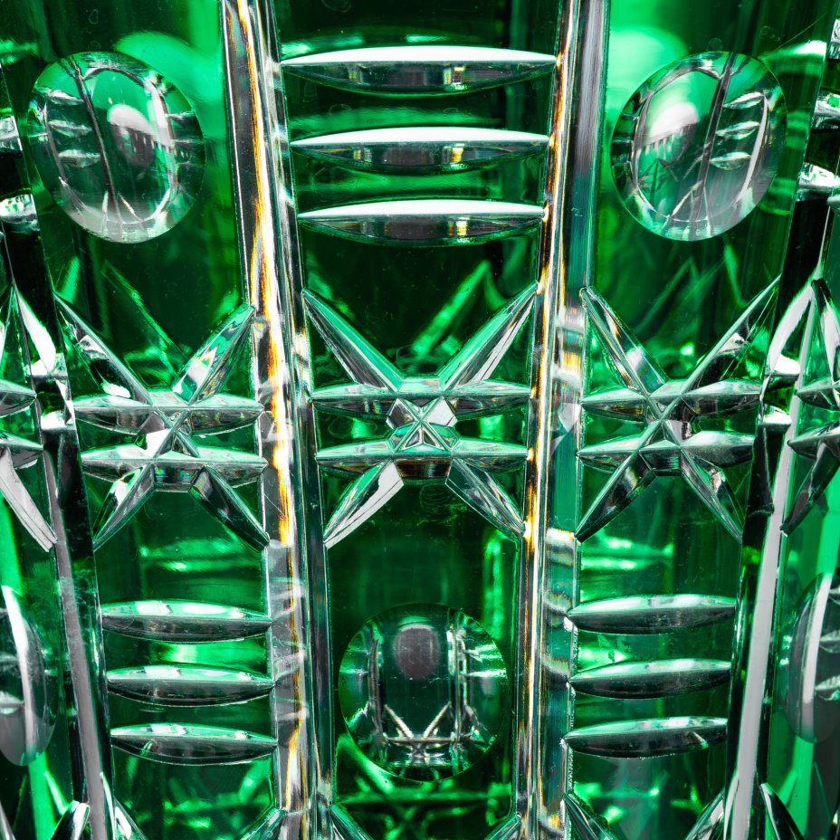 Ваза для цветов насыщенного зеленого оттенка со звездчатым декором, линзами и зубчатым краем (большая), хрусталь, нацвет, алмазная грань, Echt Bleikristall, ГДР, 1970-1990 гг.