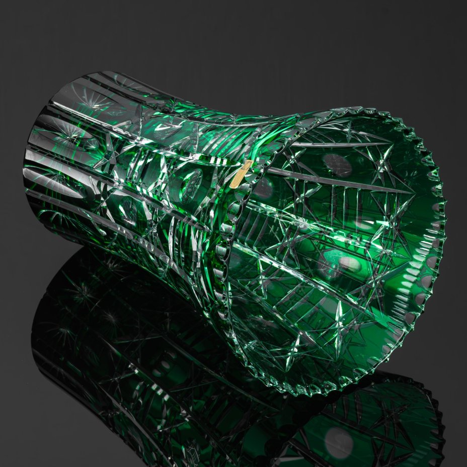 Ваза для цветов насыщенного зеленого оттенка со звездчатым декором, линзами и зубчатым краем (большая), хрусталь, нацвет, алмазная грань, Echt Bleikristall, ГДР, 1970-1990 гг.