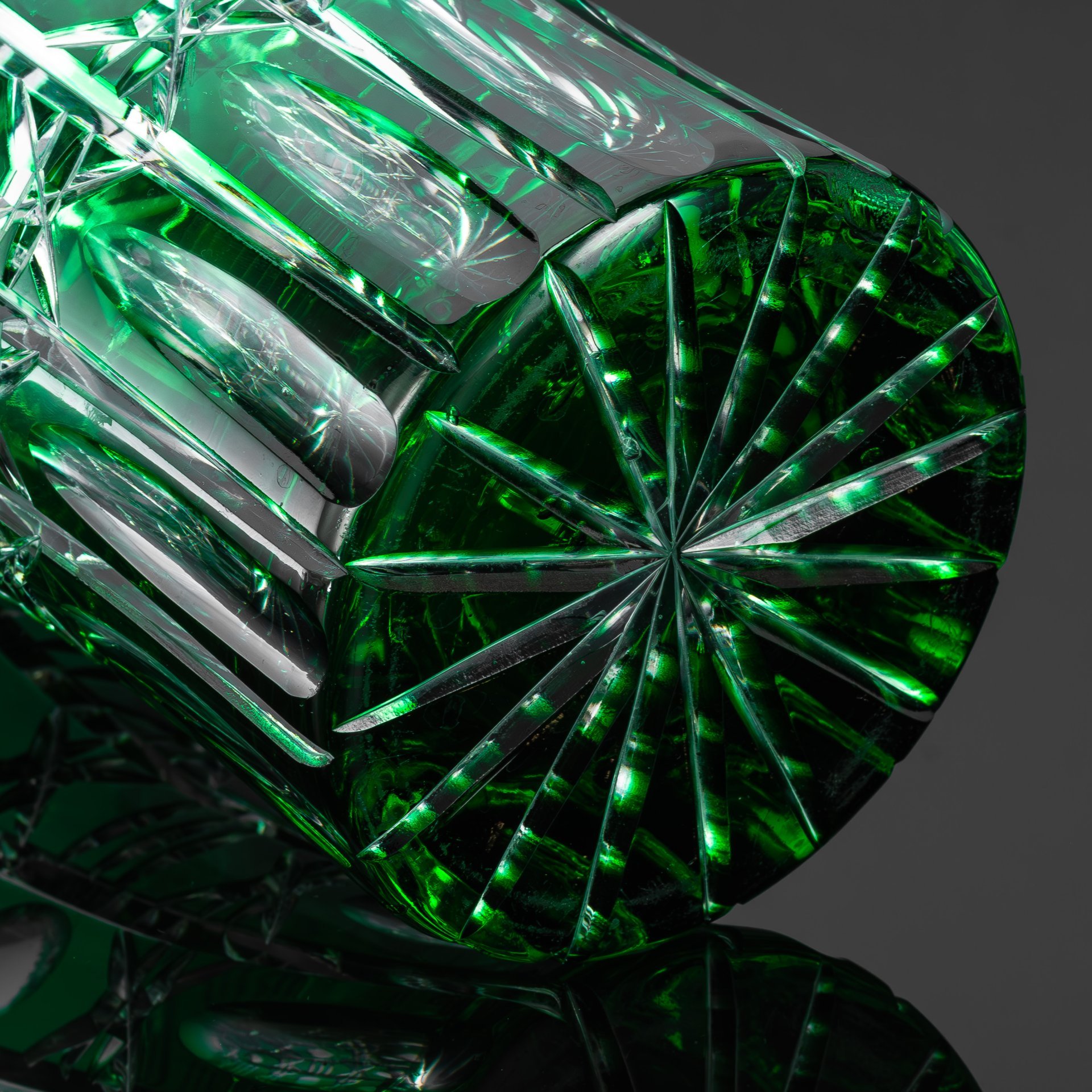 Ваза для цветов насыщенного зеленого оттенка со звездчатым декором, линзами и зубчатым краем (большая), хрусталь, нацвет, алмазная грань, Echt Bleikristall, ГДР, 1970-1990 гг.