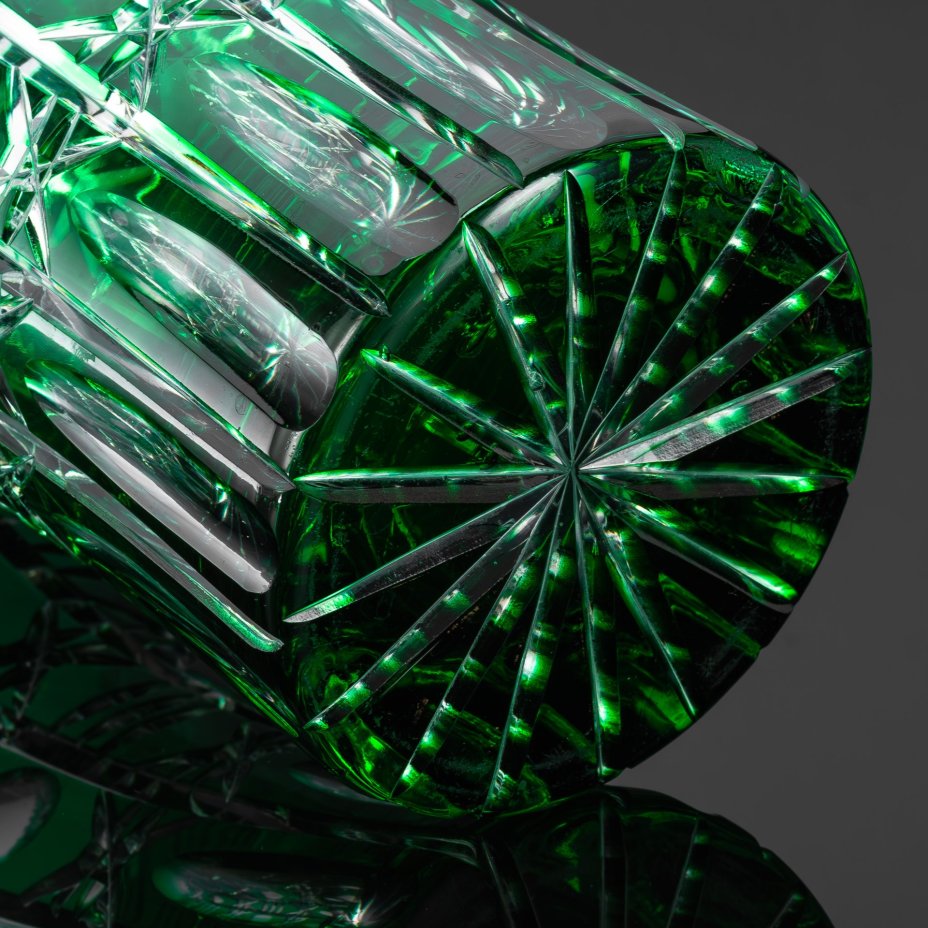 Ваза для цветов насыщенного зеленого оттенка со звездчатым декором, линзами и зубчатым краем (большая), хрусталь, нацвет, алмазная грань, Echt Bleikristall, ГДР, 1970-1990 гг.