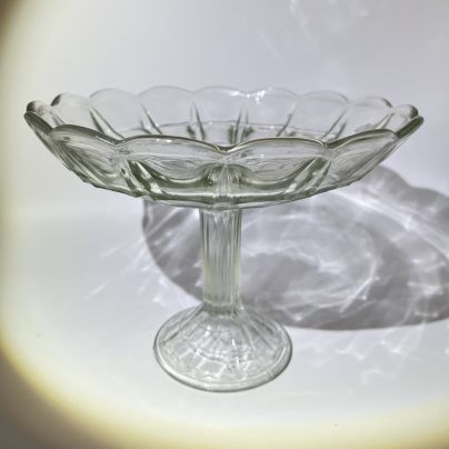 Фруктовница на ножке с лаконичным декором, стекло, Дятьковский хрустальный завод, СССР, 1950-1970 гг.