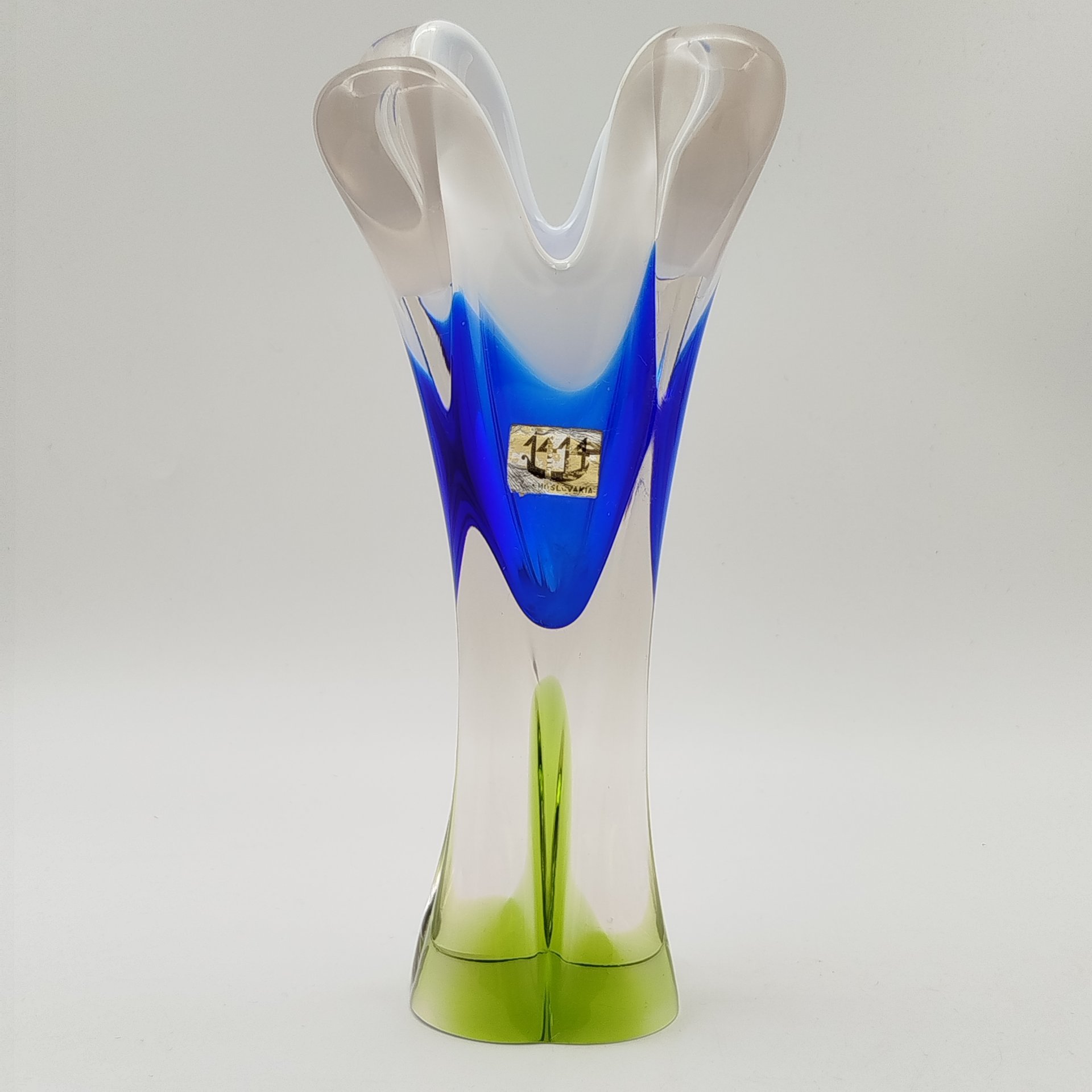 Ваза оригинальной формы в сине-зелёной гамме, дизайнер Йозеф Господка (Josef Hospodka), стекло, гутная техника, Хршибский стекольный завод (Chřibská), Чехословакия, 1960-1980 гг.