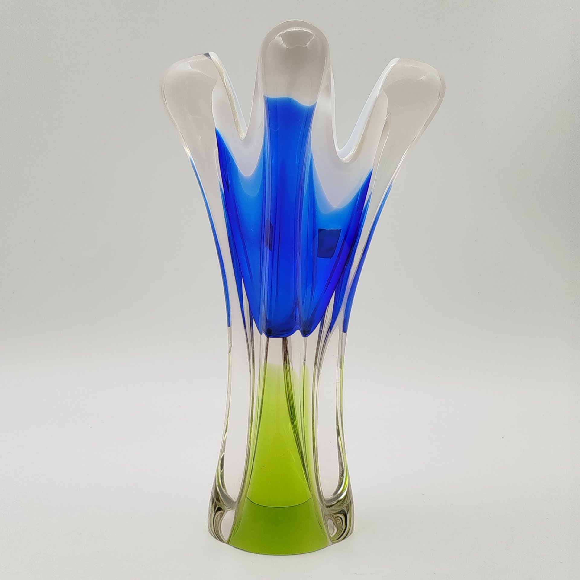 Ваза оригинальной формы в сине-зелёной гамме, дизайнер Йозеф Господка (Josef Hospodka), стекло, гутная техника, Хршибский стекольный завод (Chřibská), Чехословакия, 1960-1980 гг.