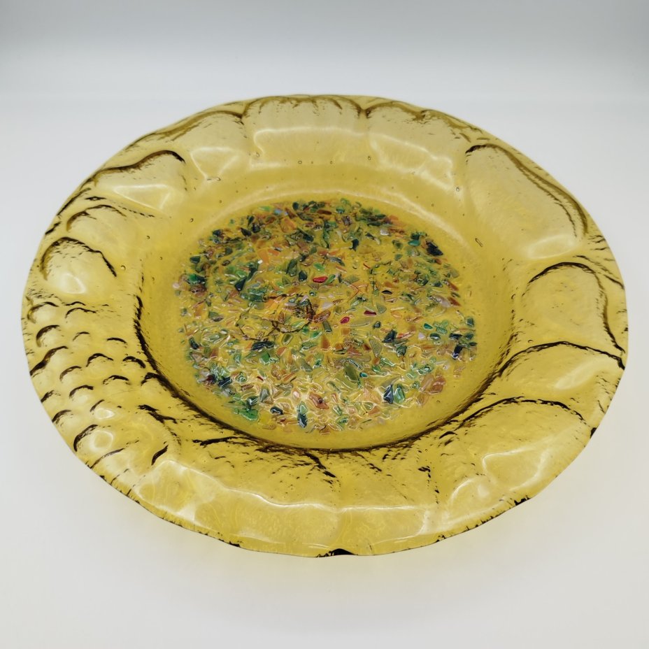 Блюдо круглой формы с рельефным разноцветным декором, цветное стекло, Западная Европа, 1970-1990 гг.