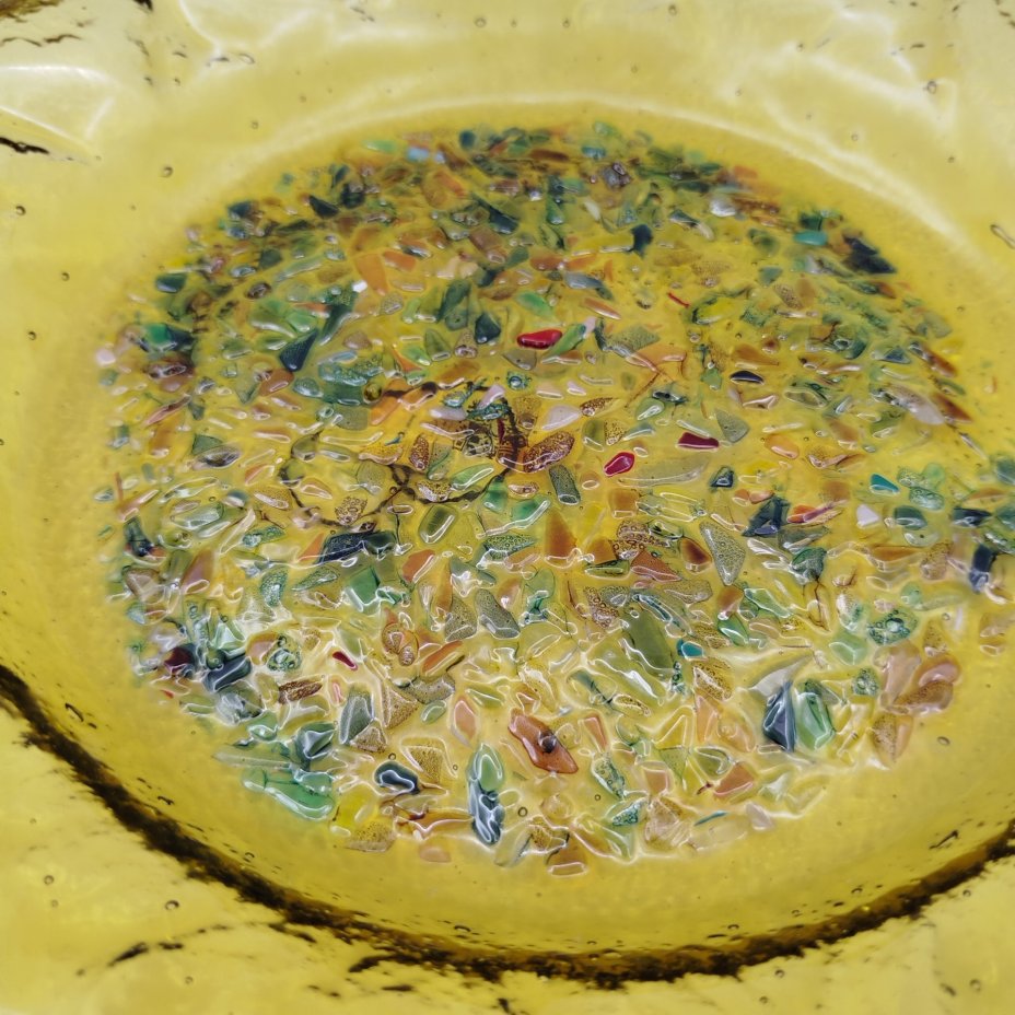 Блюдо круглой формы с рельефным разноцветным декором