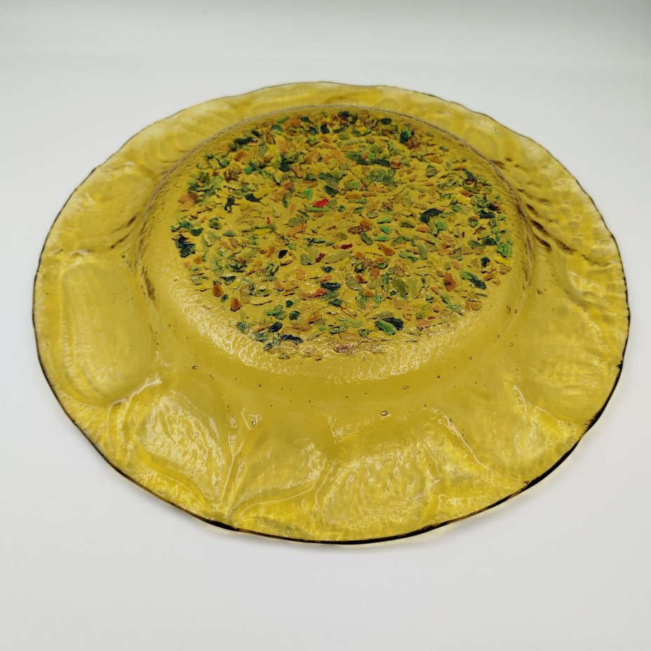 Блюдо круглой формы с рельефным разноцветным декором