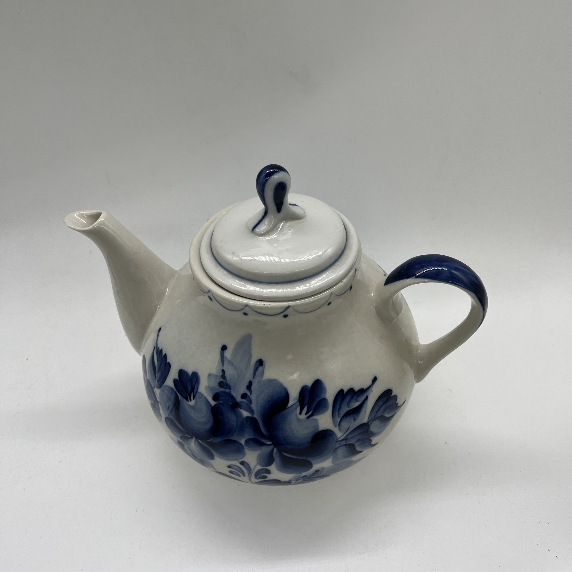 Чайник заварочный с расписным цветочным декором (крышка подбор), фарфор, роспись, Россия, 1990-2010 гг.