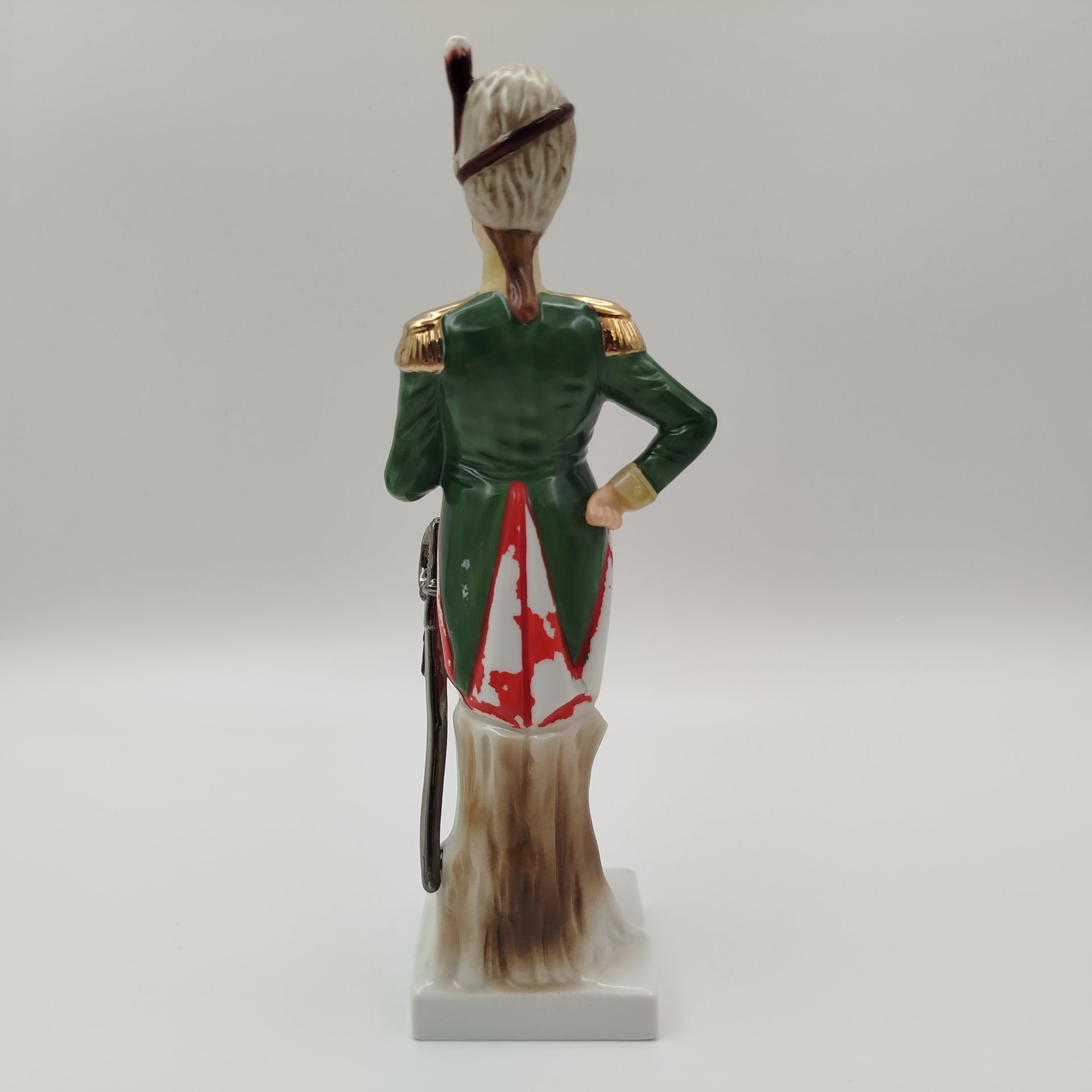 Статуэтка на постаменте "Soldat d'Infanterie" (солдат пехоты) из серии "Армия Наполеона", фарфор, роспись, золочение, Европа, 1970-1990 гг.