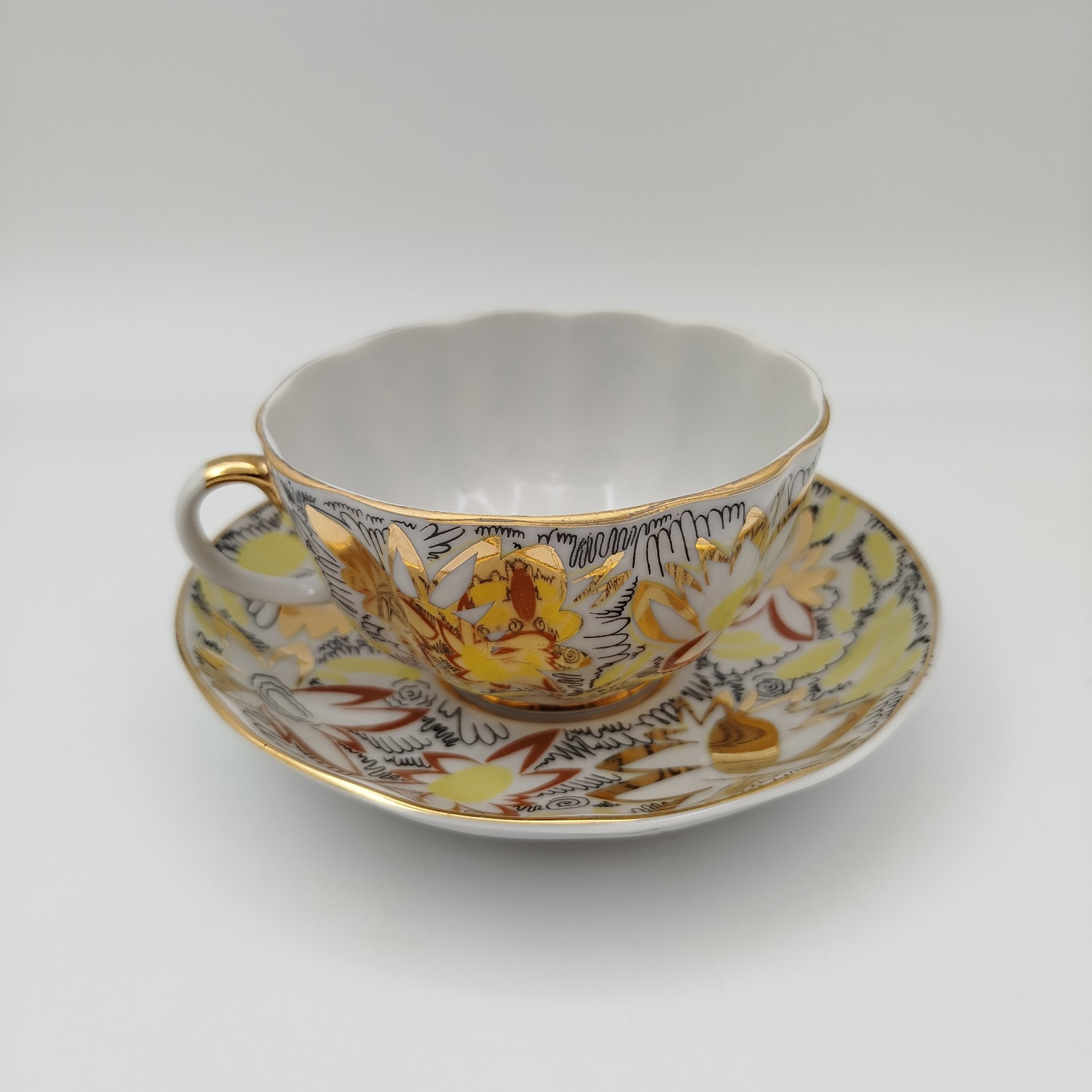 Пара чайная "Золотые ромашки", автор росписи Л.И. Григорьева, форма "Тюльпан", фарфор, деколь, золочение, Ленинградский фарфоровый завод (ЛФЗ), СССР, 1970-1986 гг.