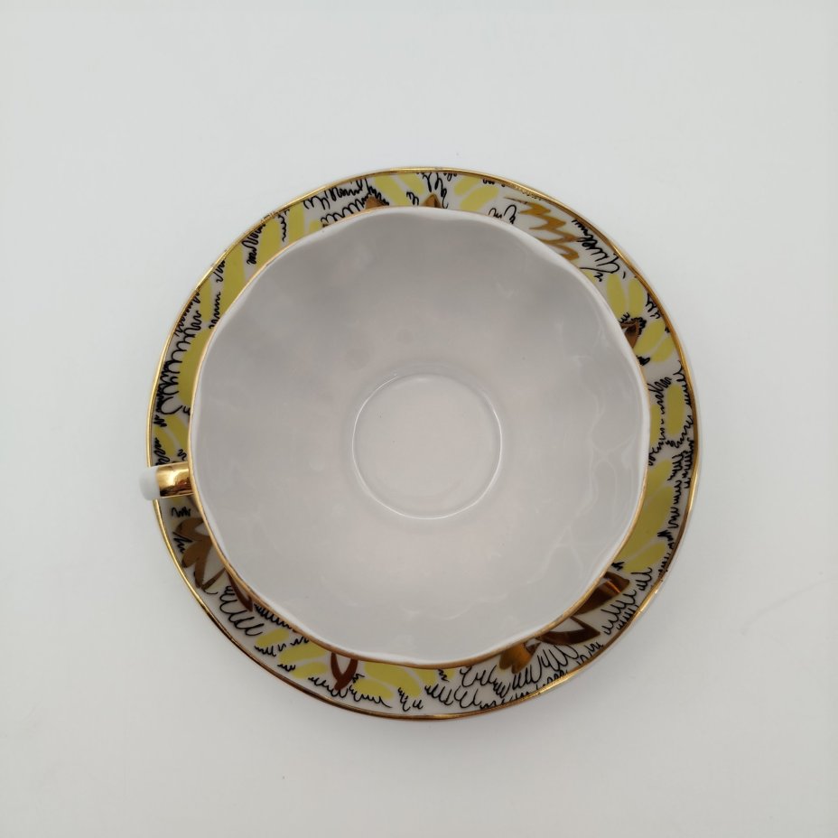 Пара чайная "Золотые ромашки", автор росписи Л.И. Григорьева, форма "Тюльпан", фарфор, деколь, золочение, Ленинградский фарфоровый завод (ЛФЗ), СССР, 1970-1986 гг.