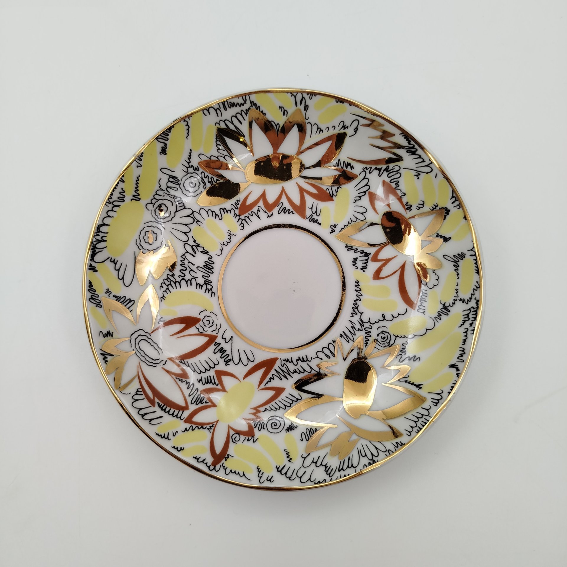 Пара чайная "Золотые ромашки", автор росписи Л.И. Григорьева, форма "Тюльпан", фарфор, деколь, золочение, Ленинградский фарфоровый завод (ЛФЗ), СССР, 1970-1986 гг.