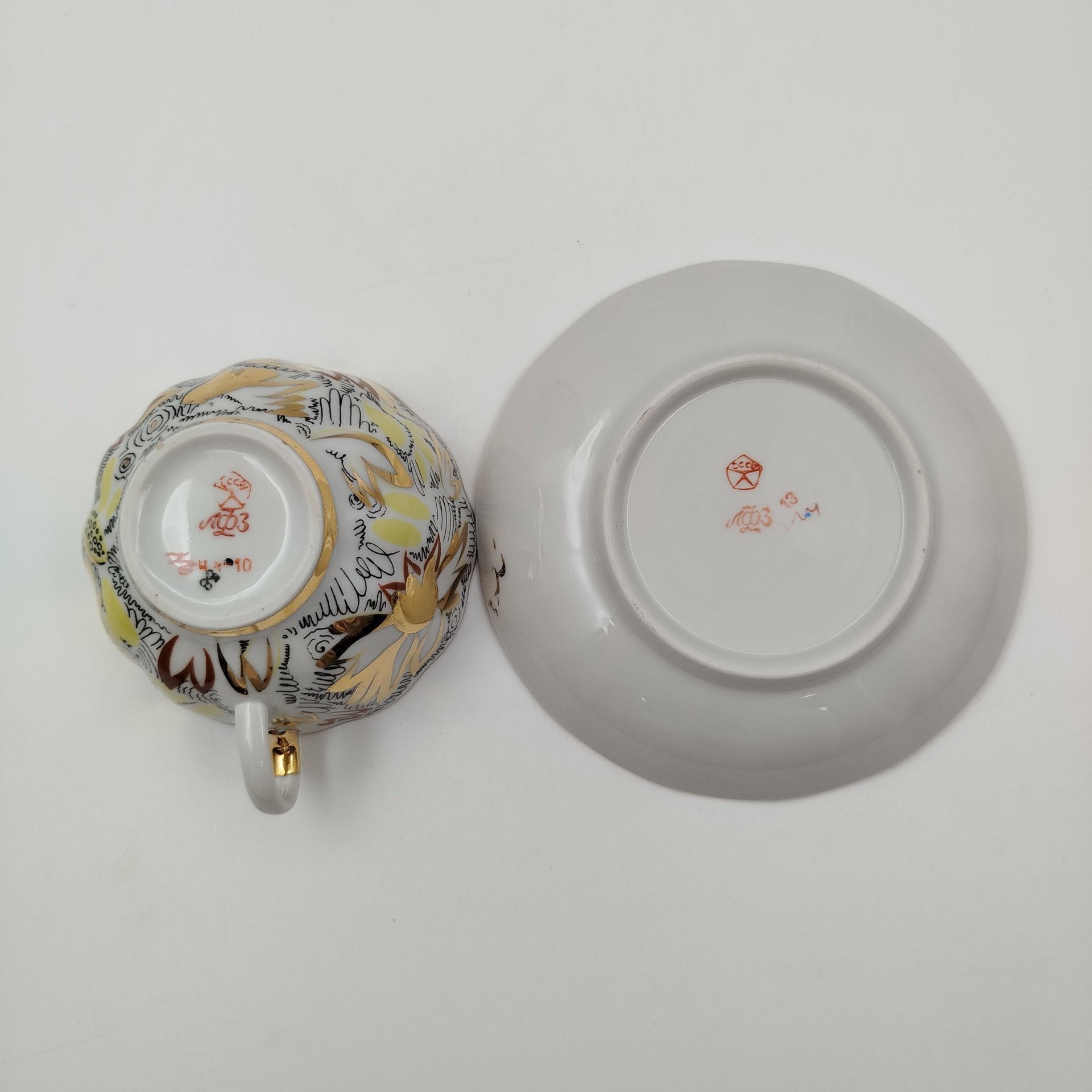 Пара чайная "Золотые ромашки", автор росписи Л.И. Григорьева, форма "Тюльпан", фарфор, деколь, золочение, Ленинградский фарфоровый завод (ЛФЗ), СССР, 1970-1986 гг.