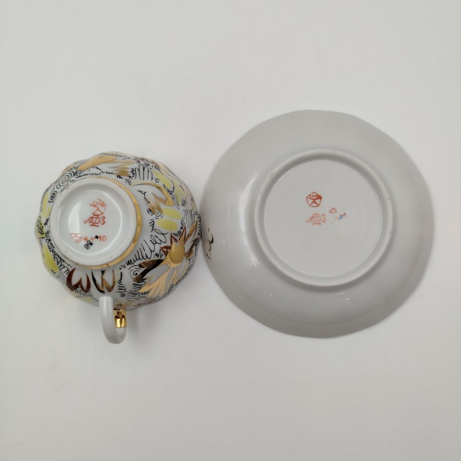 Пара чайная "Золотые ромашки", автор росписи Л.И. Григорьева, форма "Тюльпан", фарфор, деколь, золочение, Ленинградский фарфоровый завод (ЛФЗ), СССР, 1970-1986 гг.