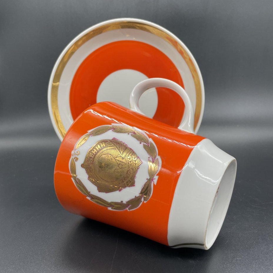 Кружка с блюдцем (в подборе) «В память о награждении Дулевского фарфорового завода имени газеты «Правда», фарфор, деколь, золочение, крытье, Дулевский фарфоровый завод (Дулёво), СССР, 1954-1976 гг., Дулевский фарфоровый завод (Дулёво)