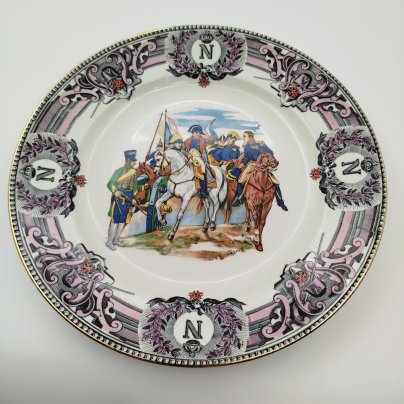 Тарелка декоративная "Французская компания, 1814 г.", фаянс, деколь, золочение, Boch Freres Keramis, Бельгия, 1920-1930 гг.