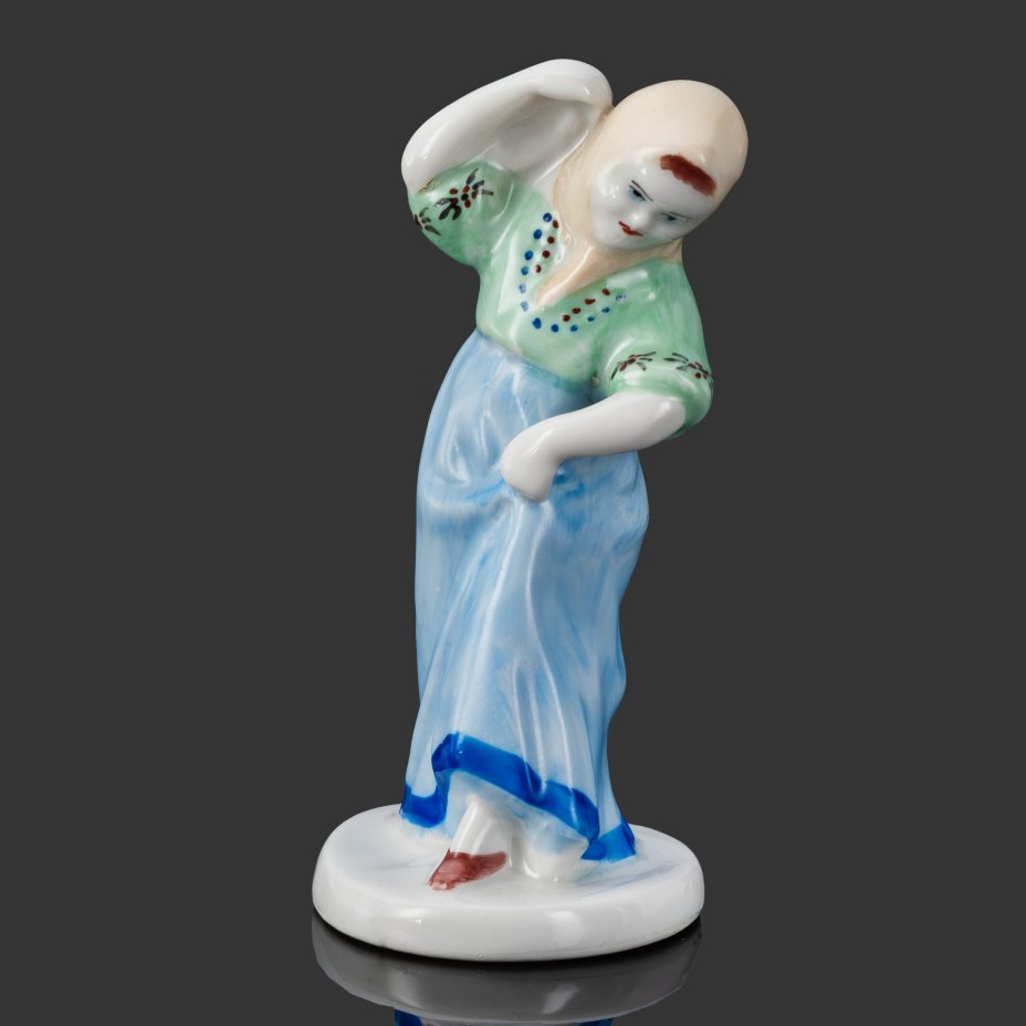 Статуэтка "Дарья" ("Юная плясунья"), скульптор Н. А. Замятина, фарфор, роспись, Городницкий фарфоровый завод, СССР, 1953-1957 гг.