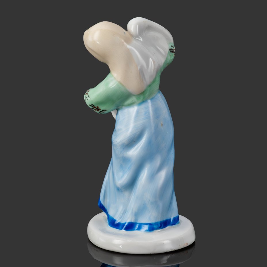 Статуэтка "Дарья" ("Юная плясунья"), скульптор Н. А. Замятина, фарфор, роспись, Городницкий фарфоровый завод, СССР, 1953-1957 гг.