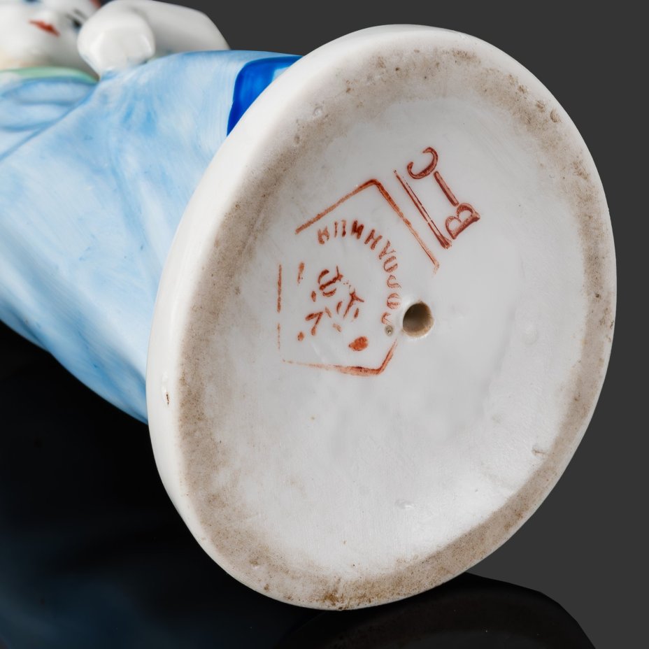 Статуэтка "Дарья" ("Юная плясунья"), скульптор Н. А. Замятина, фарфор, роспись, Городницкий фарфоровый завод, СССР, 1953-1957 гг.