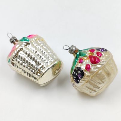 Набор из 2-х елочных игрушек в виде корзинок, стекло, металл, краска, СССР, 1960-1980 гг.