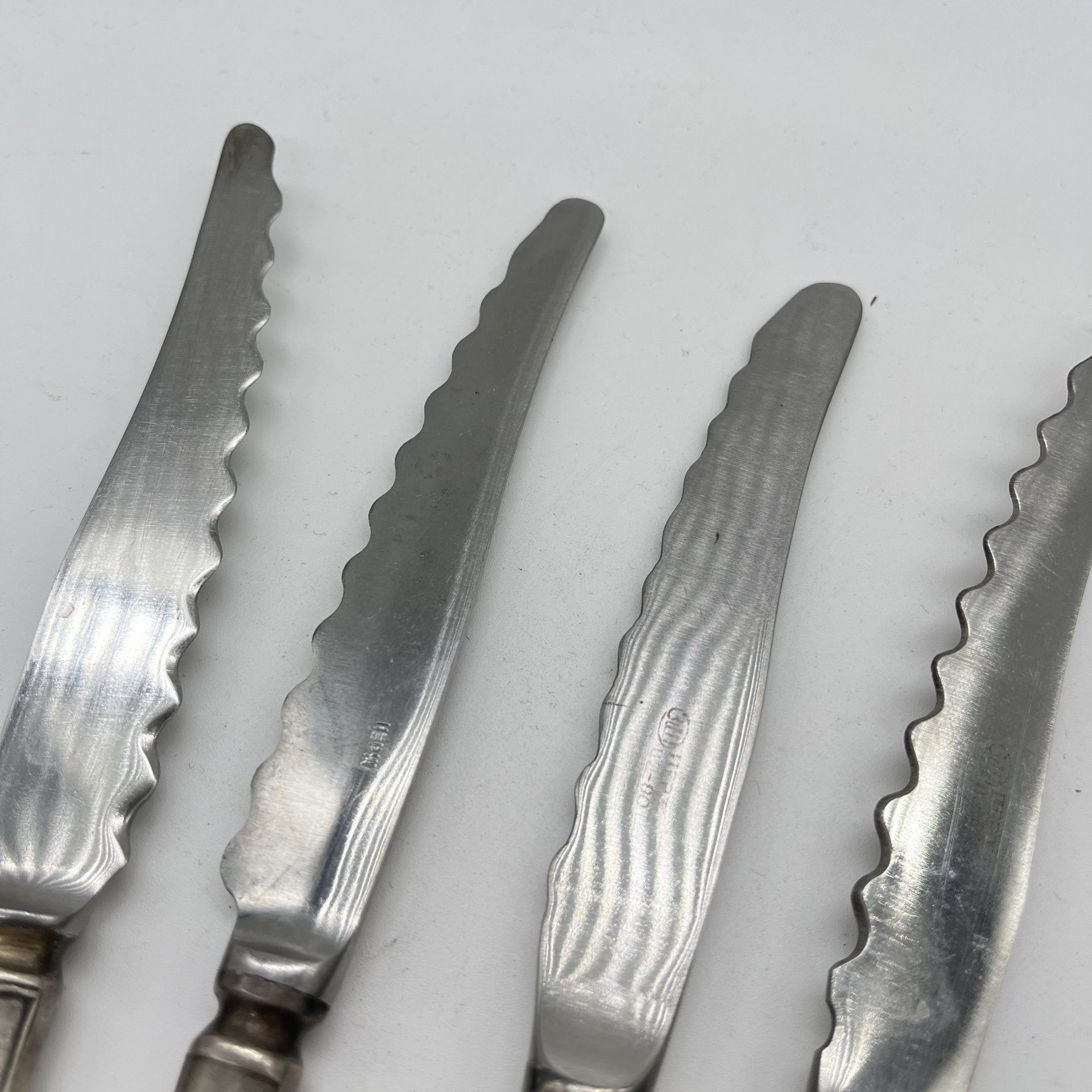 Набор из 4 ножей с волнистым лезвием (для сыра и хлеба) "Пламя" (подбор)