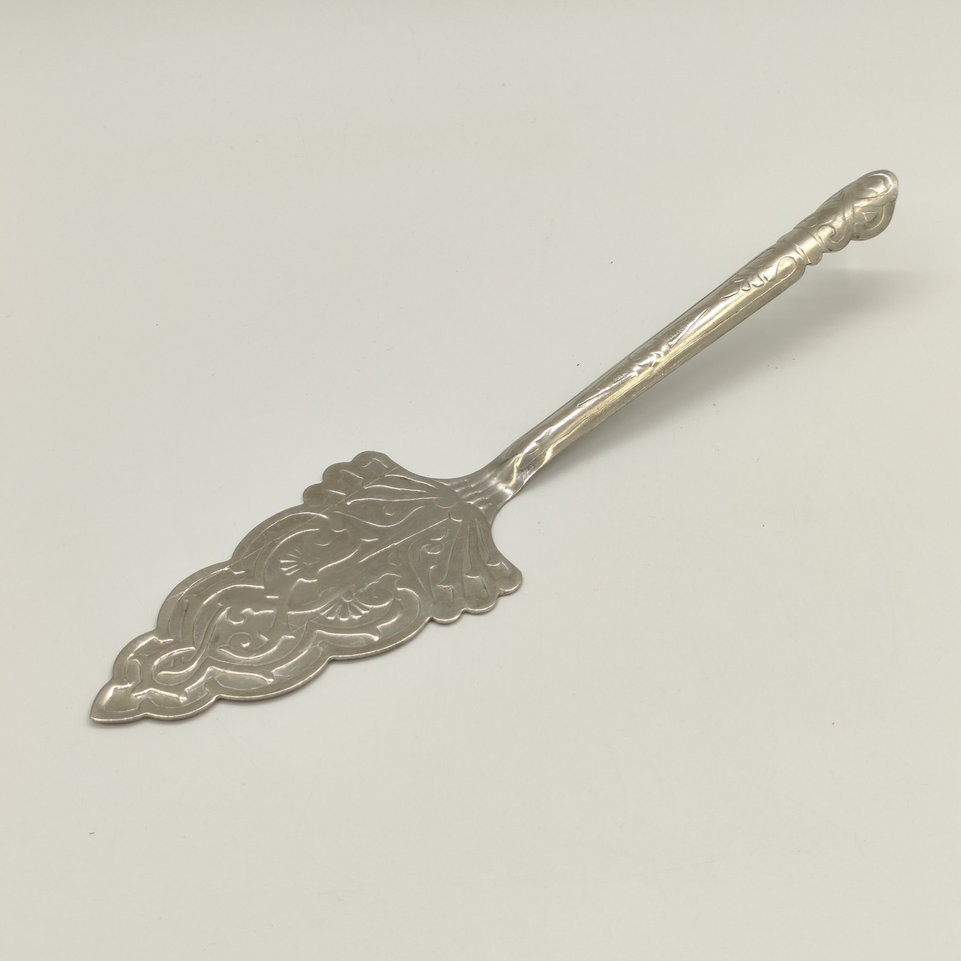 Лопатка для торта с рельефным декором, мельхиор (медь-никель), чеканка, СССР, 1970-1990 гг.