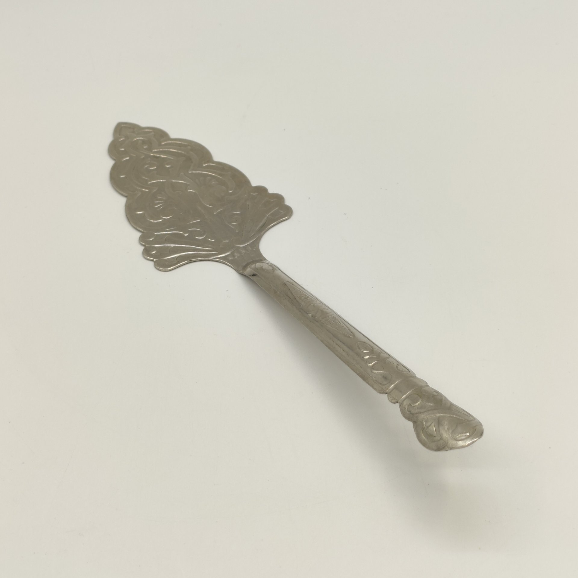 Лопатка для торта с рельефным декором, мельхиор (медь-никель), чеканка, СССР, 1970-1990 гг.