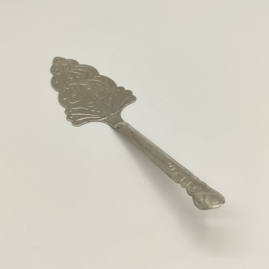 Лопатка для торта с рельефным декором, мельхиор (медь-никель), чеканка, СССР, 1970-1990 гг.