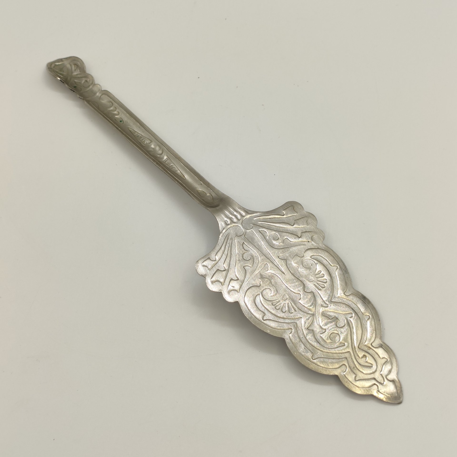 Лопатка для торта с рельефным декором, мельхиор (медь-никель), чеканка, СССР, 1970-1990 гг.
