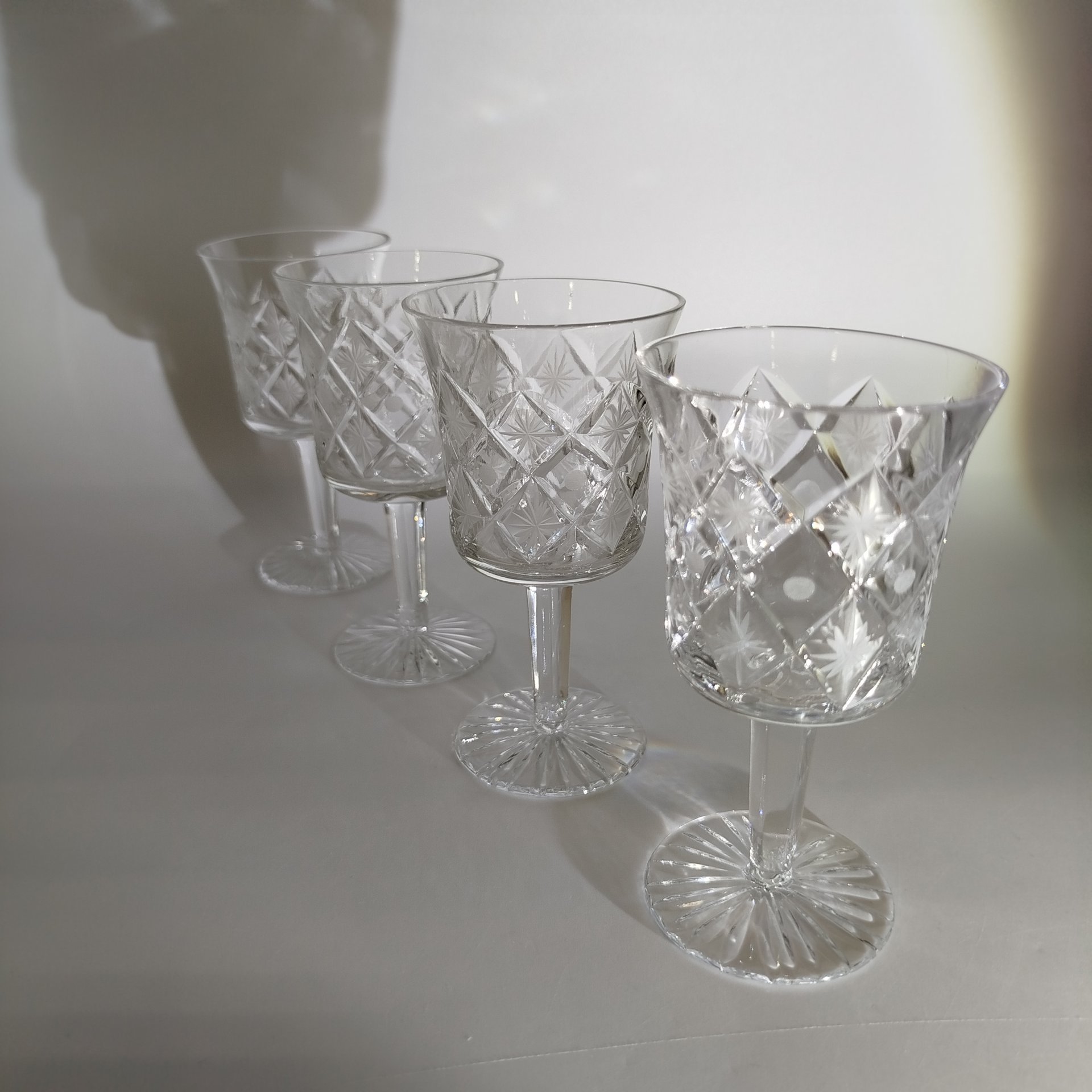 Набор рюмок "Снежинка" на 4 персоны, автор С.К. Пивоваров, хрусталь, алмазная грань, Гусевской хрустальный завод (Гусь-Хрустальный), СССР, 1970-1990 гг.
