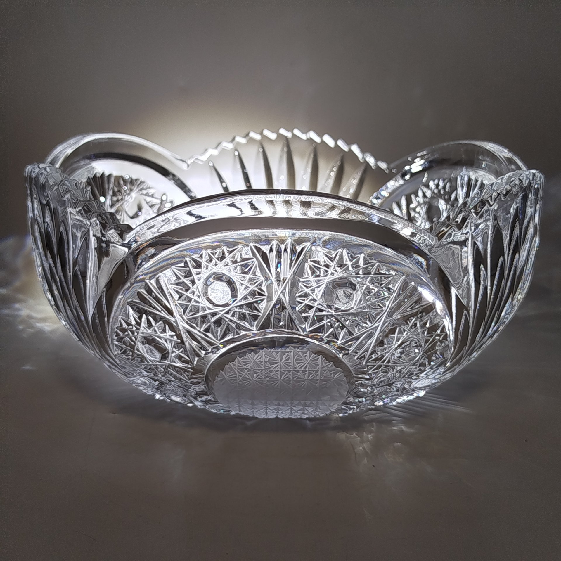 Конфетница (салатник) с резным рельефным декором, хрусталь, алмазная грань, матирование, Чехия, 1990-2015 гг.