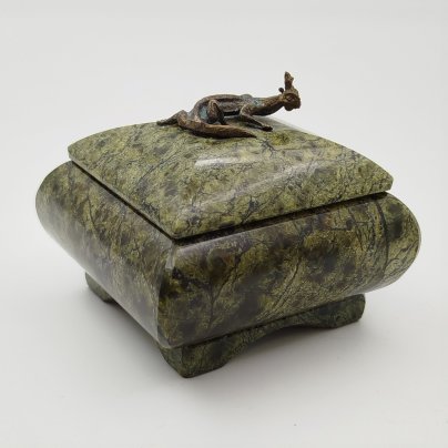 Шкатулка из натурального камня с ящерицей на крышке, змеевик, металл, Россия