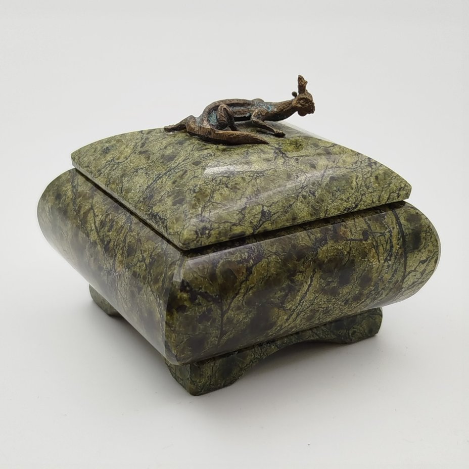 Шкатулка из натурального камня с ящерицей на крышке, змеевик, металл, Россия