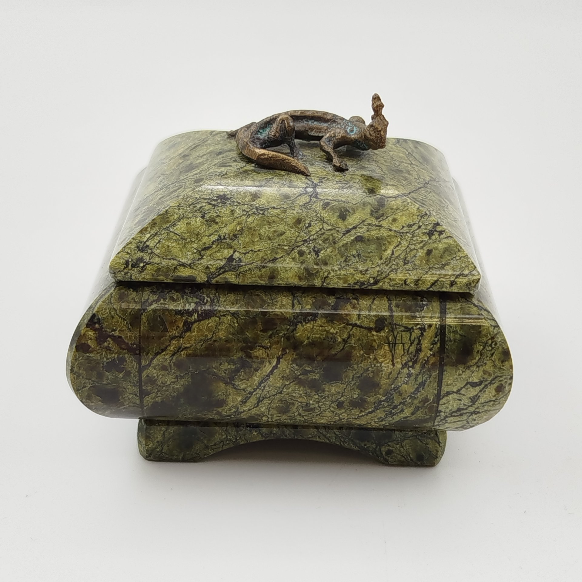 Шкатулка из натурального камня с ящерицей на крышке, змеевик, металл, Россия