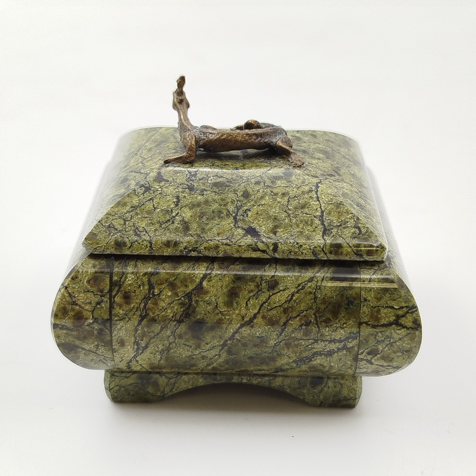 Шкатулка из натурального камня с ящерицей на крышке, змеевик, металл, Россия