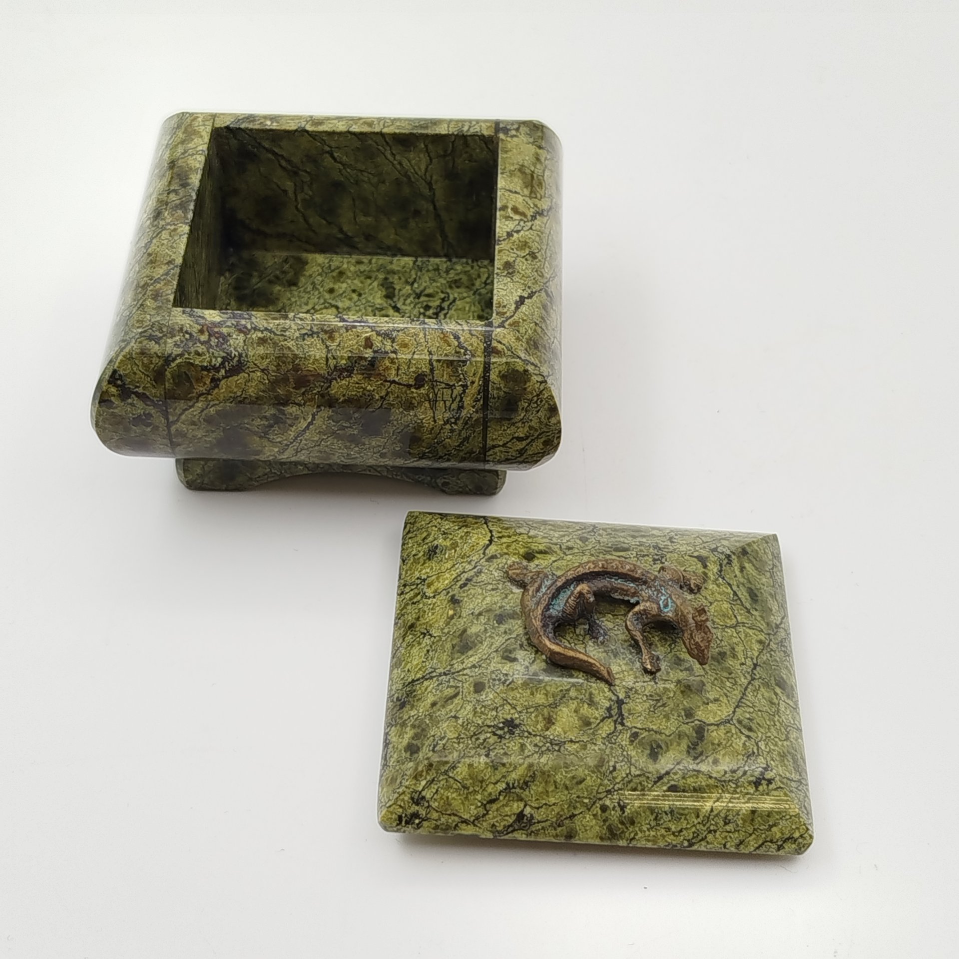 Шкатулка из натурального камня с ящерицей на крышке, змеевик, металл, Россия